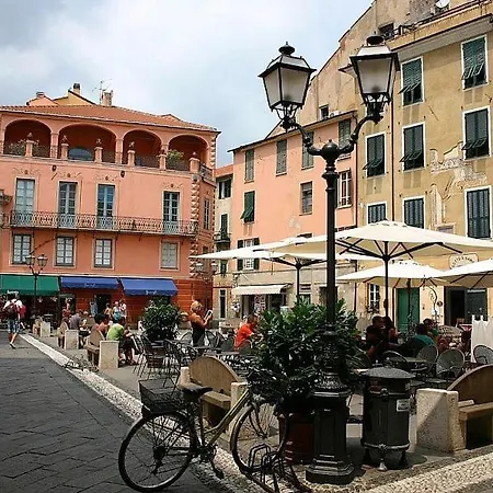 Ligure Nel Centro Storico * Finale Ligure