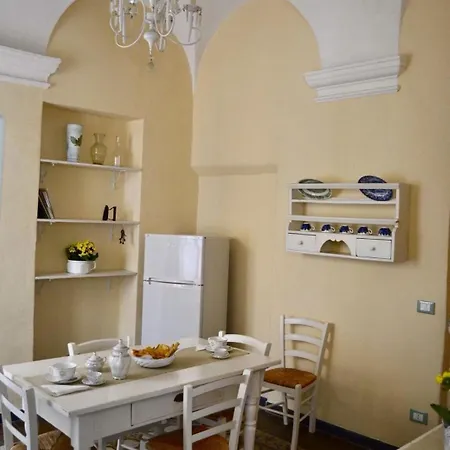 Ligure Nel Centro Storico Финале Лигуре