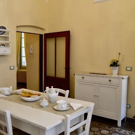 Ligure Nel Centro Storico Финале Лигуре